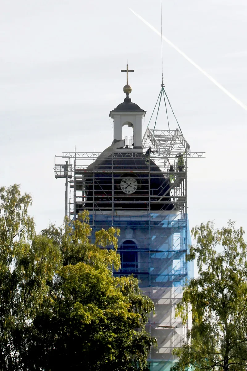 Byggställning monterad runt kyrktorn